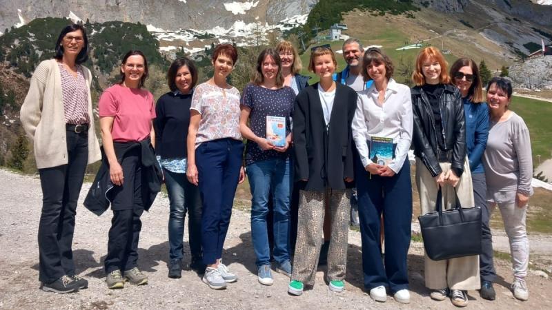Team Bücherei Jenbach: 12 Personen im Freien stehend