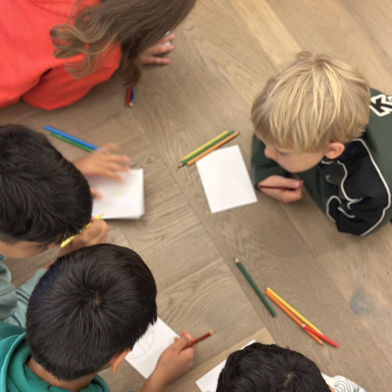 Kinder beim Zeichnen